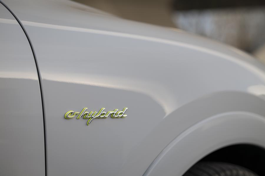 Логотип Porsche Cayenne E-Hybrid Coupe 2019 года  (WW) (фото 4 из 25)